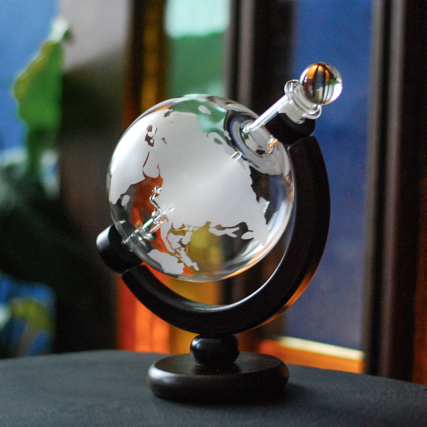 Glaskaraffe Globus mit Segelschiff aus Glas